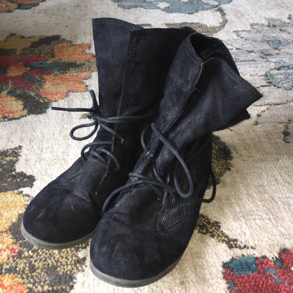 🌙 6/$30 Black lace up faux suede booties